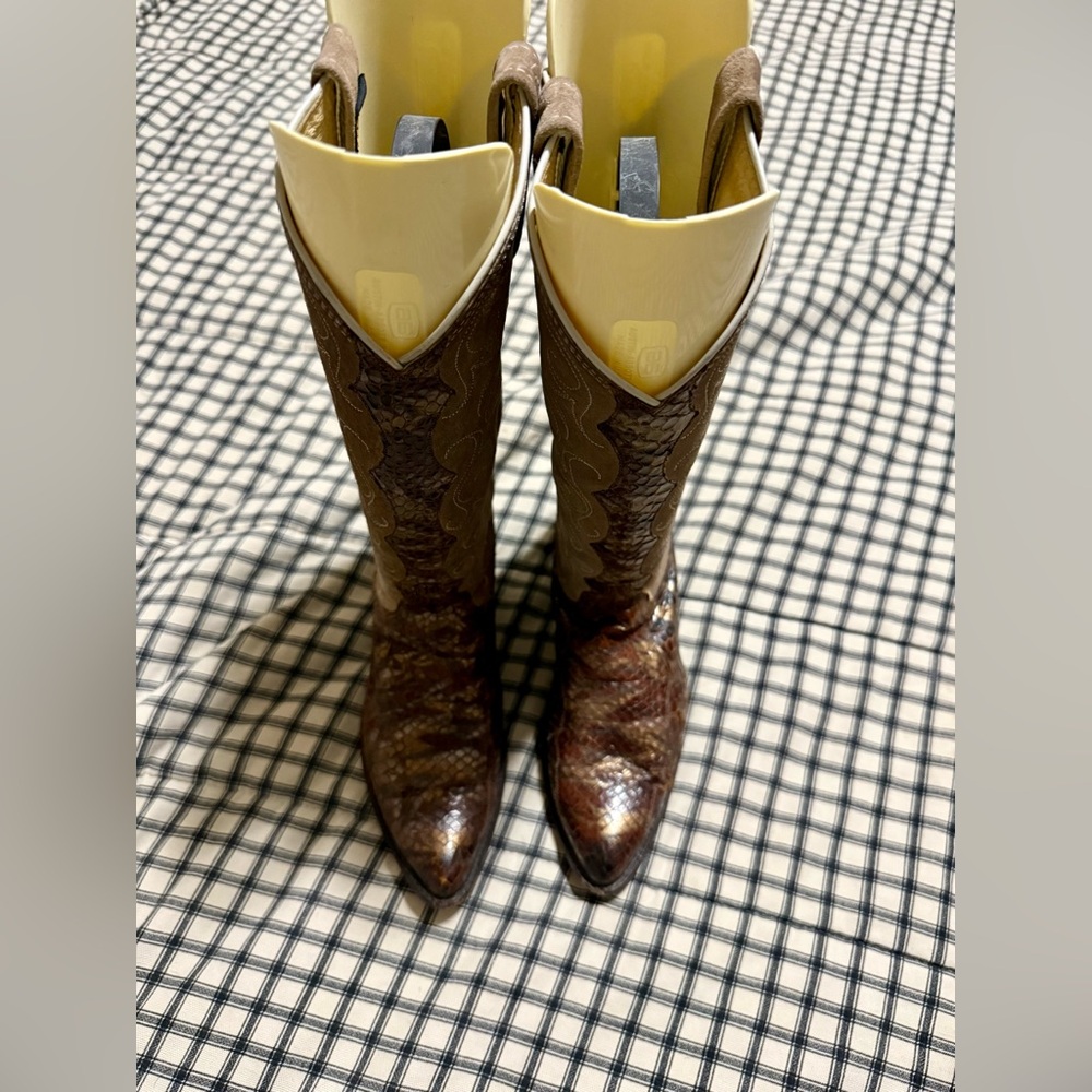 Dan Post western vintage cowboy boots. Size 6.